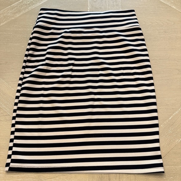 LuLaRoe Black and White Midi Pencil Skirt Casual - Picture 3 of 3